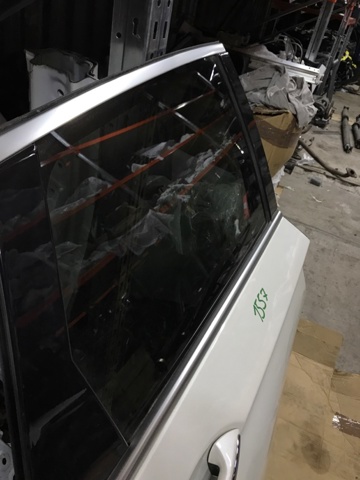 823005NA2A Стекло двери задней правой купить Киев