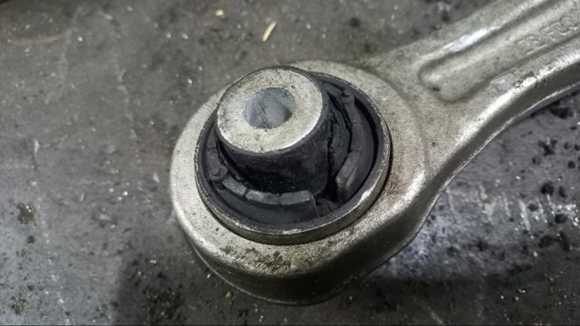 Левый рычаг передней нижней подвески 8K0407151F PORSCHE