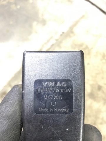 Рычаг фиксатор ремня безопасности задний левый 8V0857739AQVZ VAG