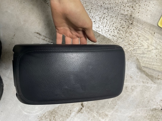 Подлокотник переднего сиденья 8V0864207H38M VAG