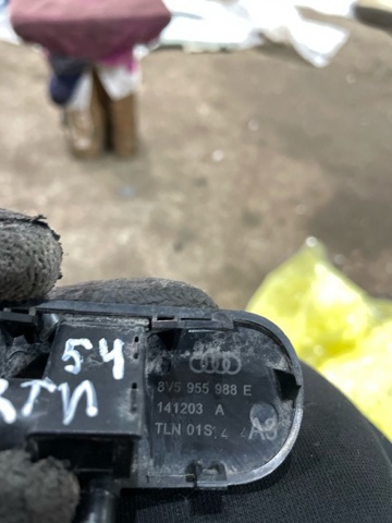 8V3955988A Форсунка омывателя стекла лобового правая купить Чернигов