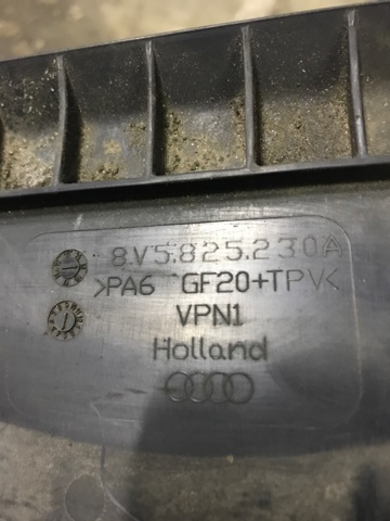 Защита днища, задняя левая 8V5825230A VAG