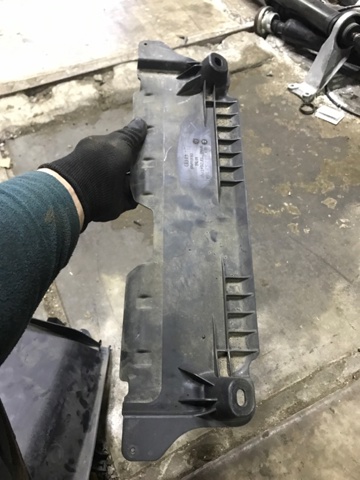 8V5825230A Защита днища задняя левая купить Ужгород