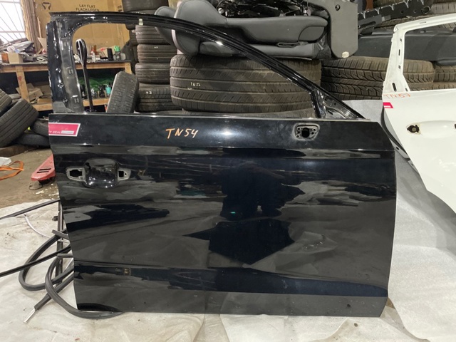 Пассажирская передняя дверь 8V5831052B VAG