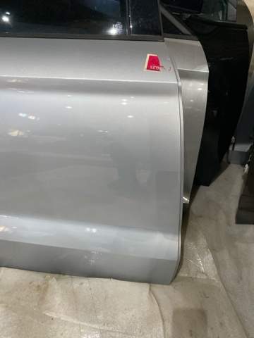 Задняя правая дверь 8V5833052C VAG