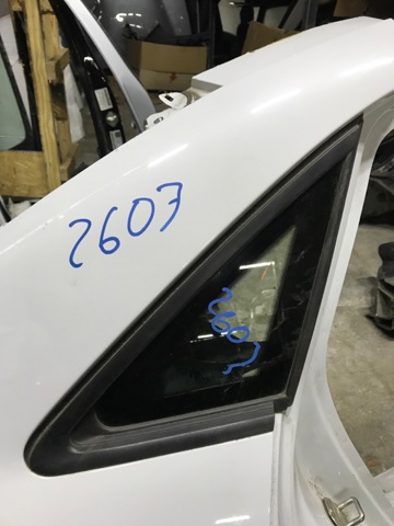 Стукло багажника, правое 8V5845300HNVB VAG