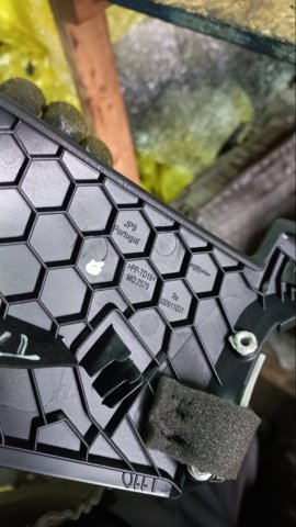 Обшивка стойки кузова внутренняя, задняя правая 8V5867288ODB VAG