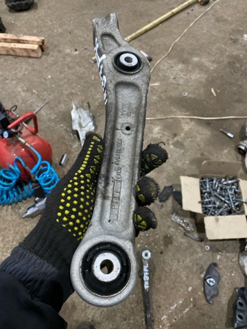 Нижний правый рычаг передней подвески 8W0407152A VAG