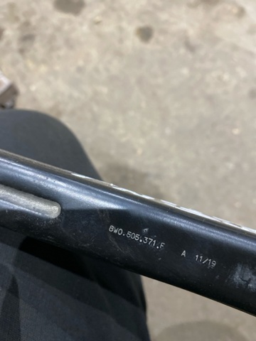 Рычаг задней подвески верхний, правый 8W0505398F VAG