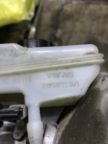 Бачок тормозной жидкости 8W0611301 PORSCHE