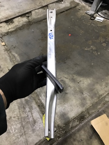 Распорка передних стоек подвески левая 8W0805645B VAG