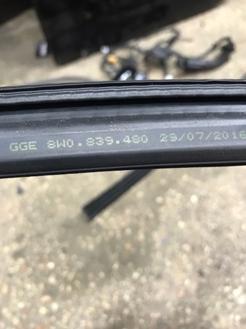 VAG 8W0839480 Уплотнитель стекла двери задней правой внутренний (планка) в наличии Каменское