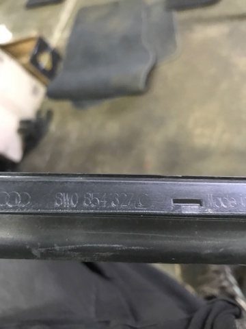 Защитная накладка ветрового стекла левая 8W0854327C9B9 VAG