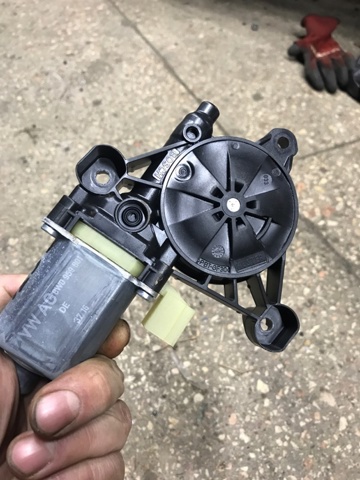 Мотор стеклоподъемника двери передней, левой 8W0959801 VAG