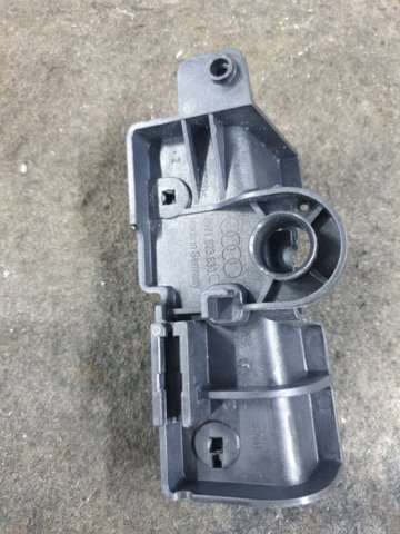 VAG 8W1823633C Кронштейн ручки открывания капота в наличии Винница