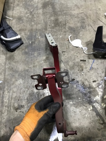 VAG 8W5827302A Петля крышки багажника в наличии Чернигов