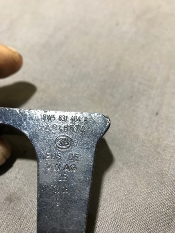 Петля передней двери правая 8W5831404A VAG