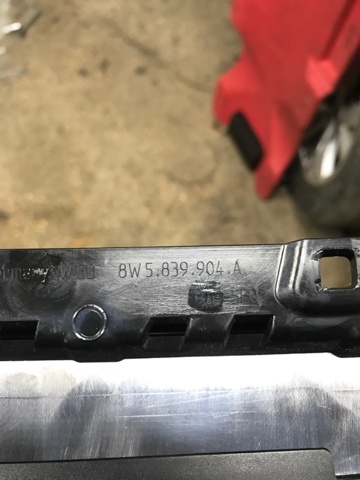 Накладка задней двери, правой, вертикальная 8W5839904A5FQ VAG