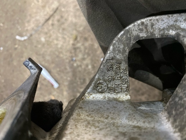 95510740302 PORSCHE Кронштейн масляного фильтра купить в Харьков