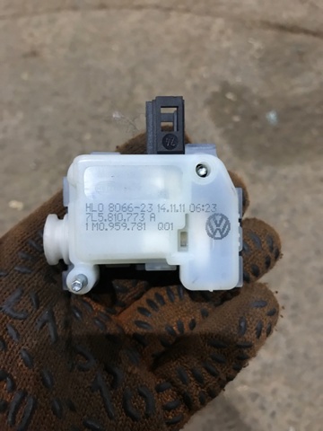 Мотор-привод открытия лючка бака 95562477302 PORSCHE