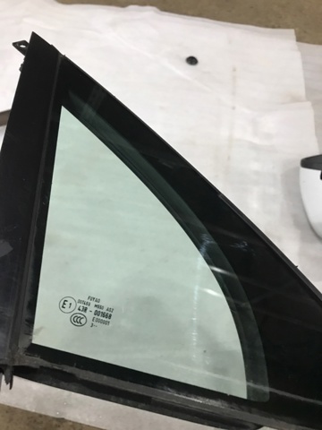 Стекло треугольное двери передней правой 95854231201 PORSCHE