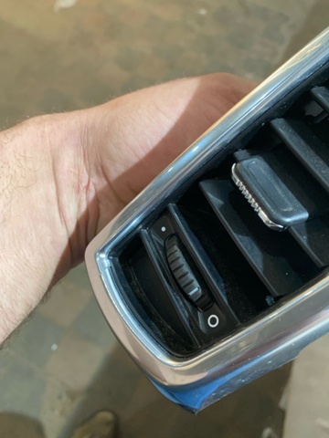PORSCHE 95855270301G0B Решетка вентиляции салона на "торпедо" левая в наличии Каменское
