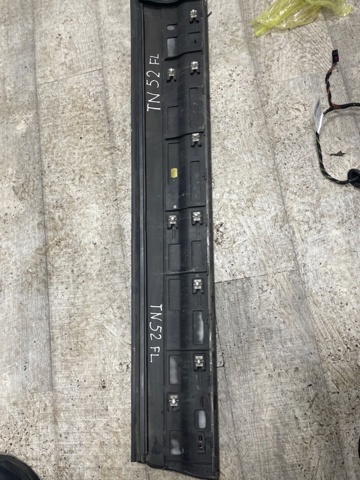 PORSCHE 95855978704G2X Молдинг двери передней левой нижний в наличии Черновцы