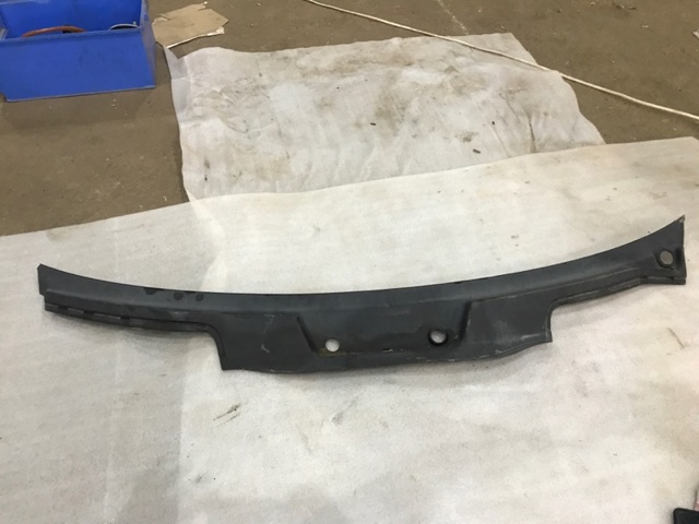 PORSCHE 958572564019B9 Водосток лобового стекла, жабо в наличии Черкассы