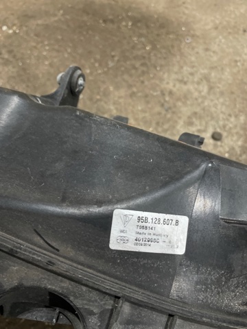 PORSCHE 95B128607B Корпус воздушного фильтра левый в наличии Харьков