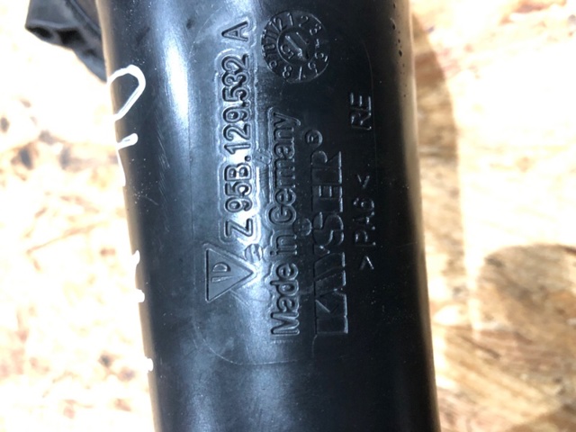 PORSCHE 95B129532A Патрубок воздушный, выход воздушного фильтра в наличии Ужгород