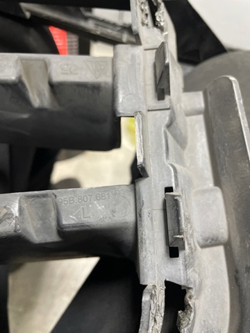 PORSCHE 95B8076811E0 Решетка бампера переднего левая в наличии Тернополь