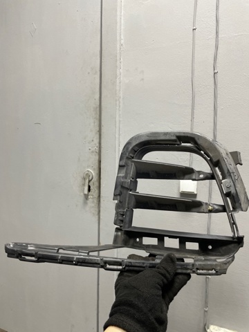 Правая решетка переднего бампера 95B8076821E0 PORSCHE