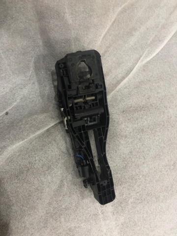 Держатель наружной ручки двери, передней левой 95B839886C PORSCHE