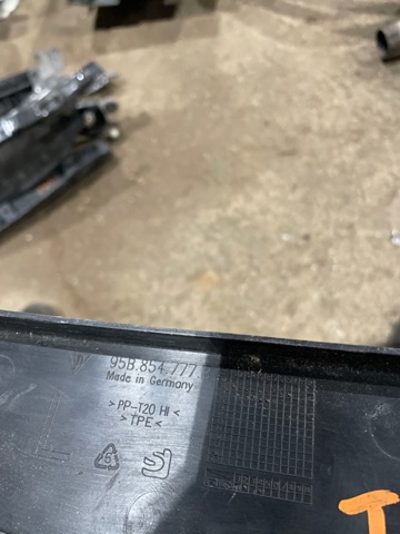 95B854777B1E0 PORSCHE Уплотнитель крыла купить в Харьков