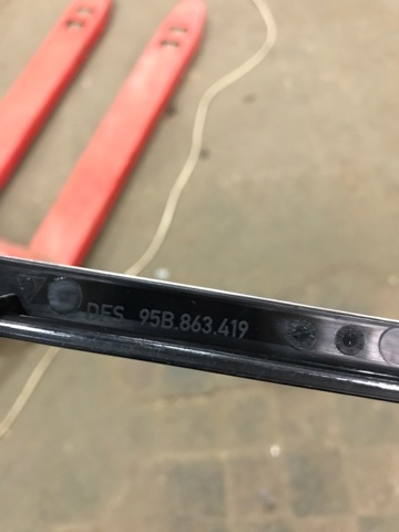 PORSCHE 95B863419 Накладка консоли рычага переключения передач АКПП в наличии Запорожье