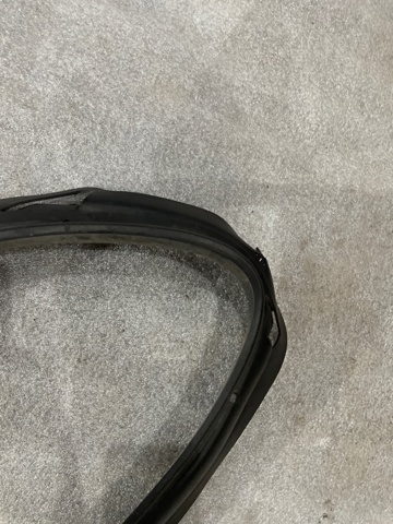 95B941323B PORSCHE Уплотнитель фары левой купить в Запорожье