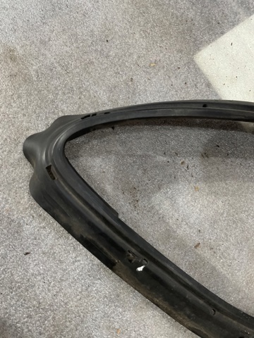 PORSCHE 95B941323B Уплотнитель фары левой в наличии Тернополь