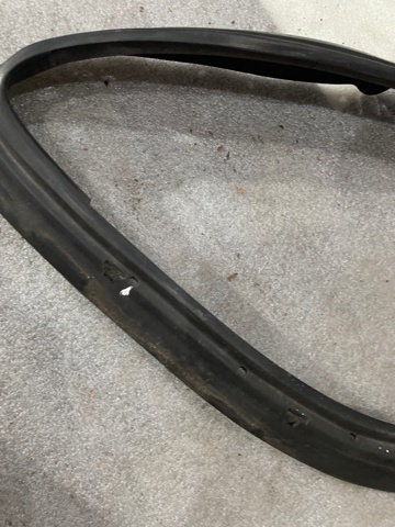 95B941323B PORSCHE Уплотнитель фары левой купить в Львов