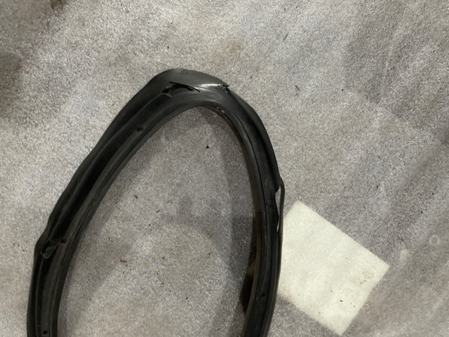 95B941323C PORSCHE Уплотнитель фары правой купить в Львов