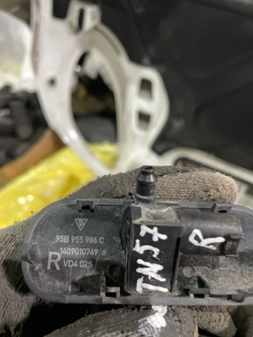 95B955986A PORSCHE Форсунка омывателя стекла лобового правая купить в Винница