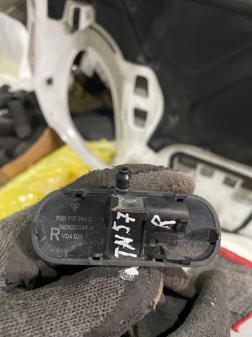 Форсунка омывателя правая 95B955986A PORSCHE