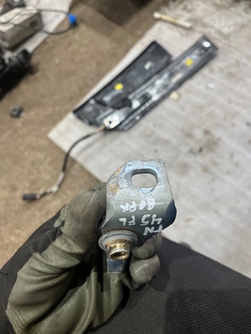Петля водительской двери BB5Z7822801C FORD