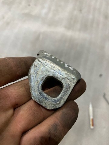 BB5Z7822810B FORD Петля двери передней правой купить в Ровно