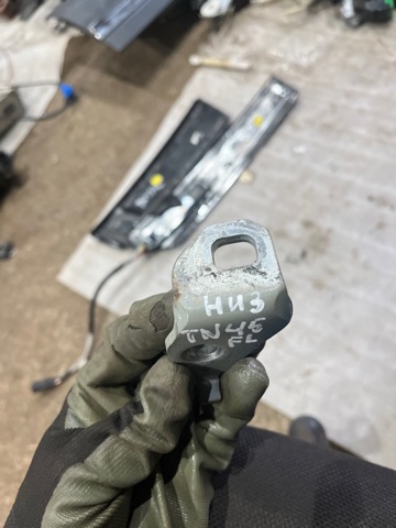 Петля водительской двери BB5Z7822811B FORD