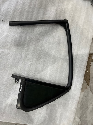 Стекло-форточка двери, задней, левой BB5Z7825767A FORD