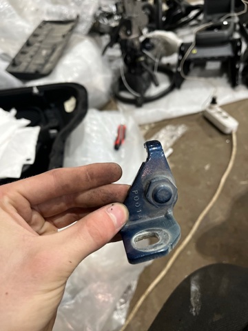 Петля задней правой двери BB5Z7826800C FORD