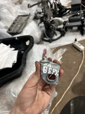 BB5Z7826800C FORD Петля двери задней правой купить в Кривой Рог