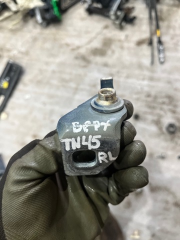 Петля задней двери, левой BB5Z7826801C FORD