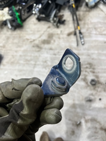 BB5Z7826801C FORD Петля двери задней левой купить в Ровно