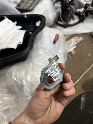 Петля задней двери, правой BB5Z7826810C FORD